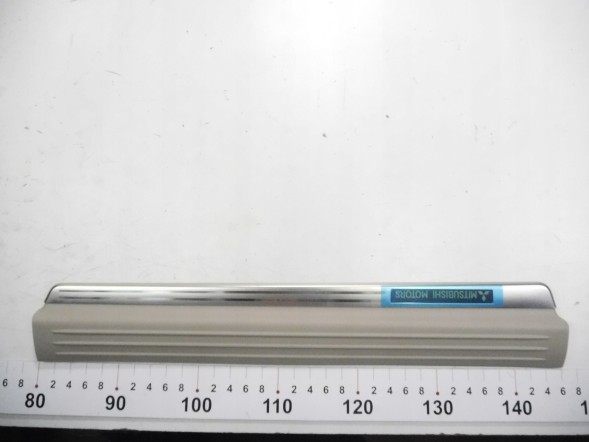 Mitsubishi OE Підсвічування накладок на пороги Mitsubishi Pajero Sport II OE MZ330256