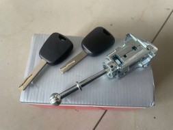 Blik NOWA WKŁADKA ZAMEK DRZWI TYLNYCH SKRZYDŁOWYCH LEWY TYŁ CITROEN BERLINGO B9 PEUGEOT PARTNER 2008- 2009 2010 2011 2012 2013 2014 2015 2016 2017 2018 НОВИЙ ВКЛАДИШ ЗАМКА ЗАДНІХ ДВЕРЕЙ CITROEN BERLINGO B9 PEUGEOT PARTNER 2008-