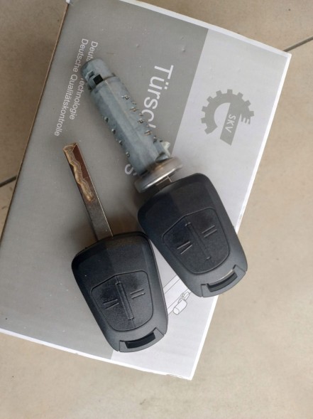 Opel OE 13142283 12274700 56155D STACYJKA JAK NOWA WKŁAD DO STACYJKI BLOKADA ZAPŁONU OPEL CORSA D 2 KLUCZYKI СТАЦІОНЕР ЯК НОВИЙ КАРТРИДЖ ДЛЯ СТАНЦІЇ БЛОКУВАННЯ ЗАПАЛЮВАННЯ OPEL CORSA D 2 КЛЮЧІ