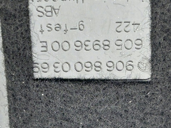 Mercedes-Benz OE Mercedes W906 Замок переднього лівого ременя безпеки A9068600369