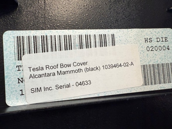 1039464 02 A Tesla Model S OSŁONA LISTWA PODSUFITKI 1008203-00-E ALCANTRA 14r. Tesla Модель S ЩИТОК ПЛАНКИ ПІДСТЕЛІ 1008203-00-Е ALCANTRA 14р.
