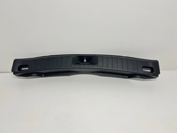 Mazda OE 847645 MAZDA CX-60 ЗАХИСНА НАКЛАДКА НА ЗАДНІЙ БАМПЕР ПЛАСТИКОВА