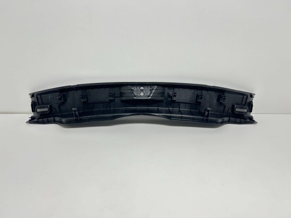 Mazda OE 847645 MAZDA CX-60 ЗАХИСНА НАКЛАДКА НА ЗАДНІЙ БАМПЕР ПЛАСТИКОВА