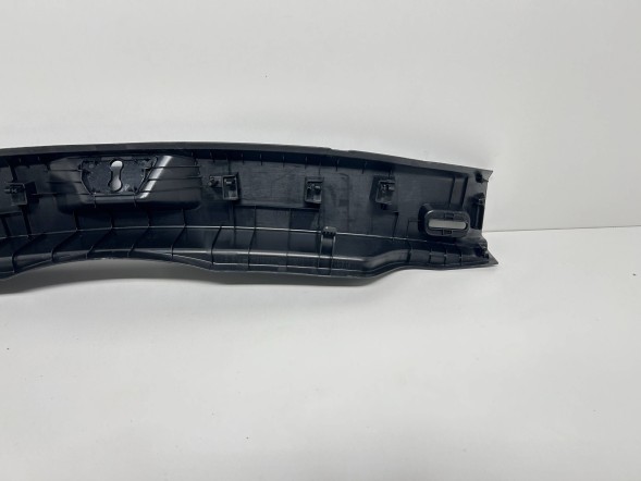 Mazda OE 847645 MAZDA CX-60 ЗАХИСНА НАКЛАДКА НА ЗАДНІЙ БАМПЕР ПЛАСТИКОВА