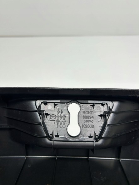 Mazda OE 847645 MAZDA CX-60 ЗАХИСНА НАКЛАДКА НА ЗАДНІЙ БАМПЕР ПЛАСТИКОВА