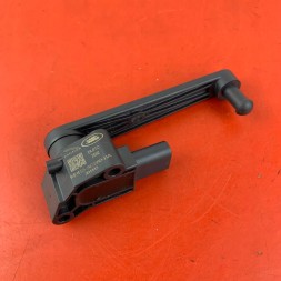 Land Rover заводська комплектація tel. +48 505 065 400 # LR PARTS # LUBLIN # CZĘSCI NOWE I UŻYWANE # LAND ROVER RANGE ROVER # JAGUAR # LR153363 M9R33C280BA M9R3-3C280-BA Jaguar i-pace датчик рівня підвіски пневмат. Осі перед m9r3-3c280-ba
