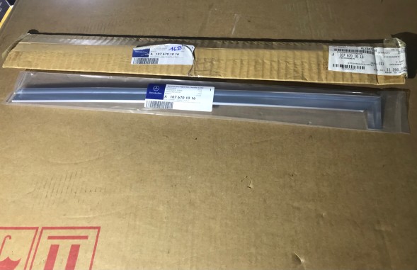 Mercedes-Benz OE A1076701016 Накладка на вікно R107 ПЕРЕДНЯ ОРИГІНАЛ НОВА ПРАВА
