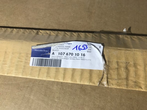 Mercedes-Benz OE A1076701016 Накладка на вікно R107 ПЕРЕДНЯ ОРИГІНАЛ НОВА ПРАВА