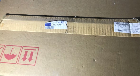 Mercedes-Benz OE A1076701016 Накладка на вікно R107 ПЕРЕДНЯ ОРИГІНАЛ НОВА ПРАВА