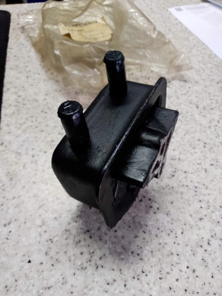 GM 90289606 GM Опора двигуна передня права 1.8, 2.0 Pontiac LEMANS ESPERO