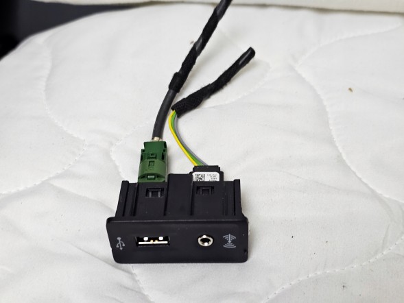Volkswagen OE 5G0035222E Нова оригінальна роз'ємка usb aux порт oe 5g0035222e
