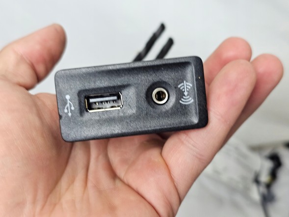 Volkswagen OE 5G0035222E Нова оригінальна роз'ємка usb aux порт oe 5g0035222e