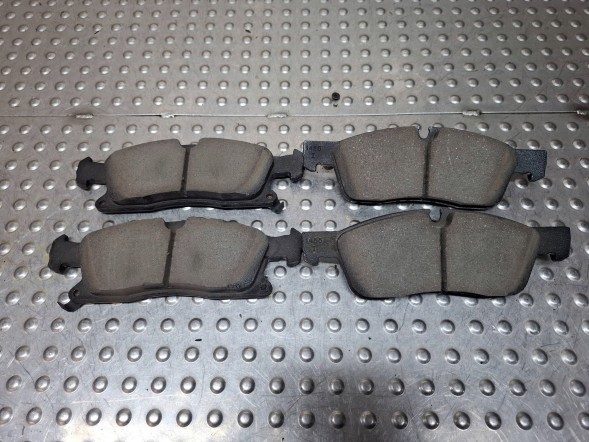 Dodge OE V1012369AA Гальмівні колодки передні v1012369aa jeep grand cherokee dodge durango 11- oe