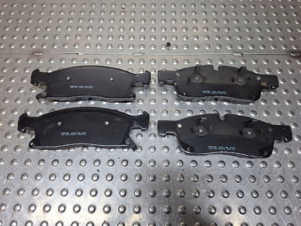 Dodge OE V1012369AA Гальмівні колодки передні v1012369aa jeep grand cherokee dodge durango 11- oe