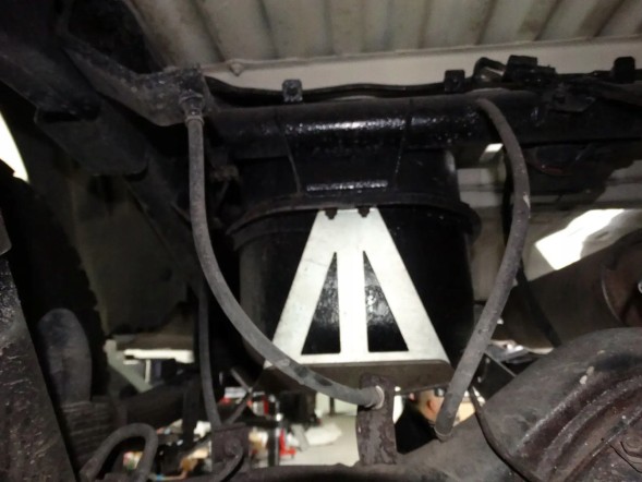 Fabryka4X4 OMC АЛЮМІНІЄВА КРИШКА ПАЛИВНОГО БАКА MITSUBISHI L200 (2006-2010)