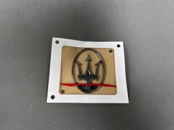 Maserati OE 670182210 TP Бічна емблема з логотипом ЗАДНЯ ЛІВА Maserati Levante Trofeo 670182210