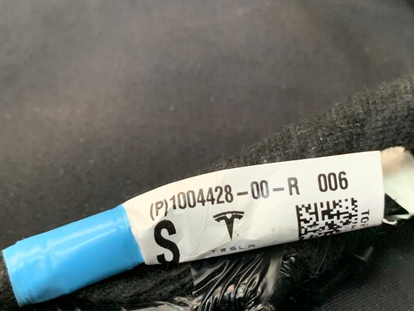 Tesla Ремені дверей багажника Tesla S задні праві 1004428-00-R НОВИНКА