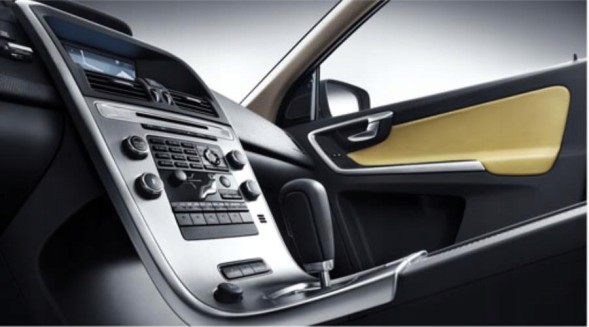 Volvo OE 6815565 Панель приладів VOLVO XC60, лицьова панель водоспад