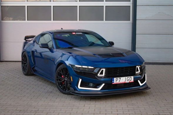 Mp Concepts JGD-MU24-SSLB Порогові планки Mp Concepts Пороги + Запонки - Комплект FORD MUSTANG 2024-2025