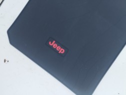 Jeep OE K82215185AC ОРИГІНАЛЬНИЙ КИЛИМОК-ВКЛАДИШ ГУМОВИЙ ДЛЯ БАГАЖНИКА JEEP WRANGLER