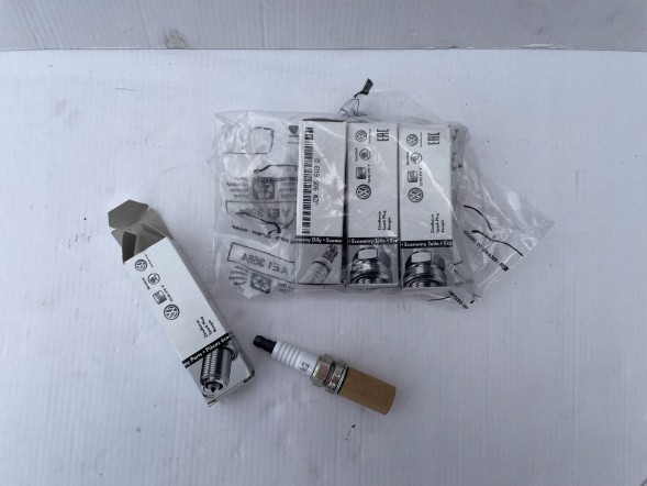 Volkswagen OE VW AUDI SEAT SKODA ŚWIECE ZAPŁONOWE As VW AUDI SEAT СКОДА СВІЧКИ ЗАПАЛЮВАННЯ
