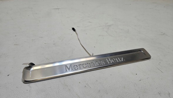 Mercedes-Benz OE ХРОМОВАНА НАКЛАДКА НА ПОРОГИ З ПІДСВІТКОЮ ПЕРЕДНЯ MERCEDES CLA W174 A1746801701
