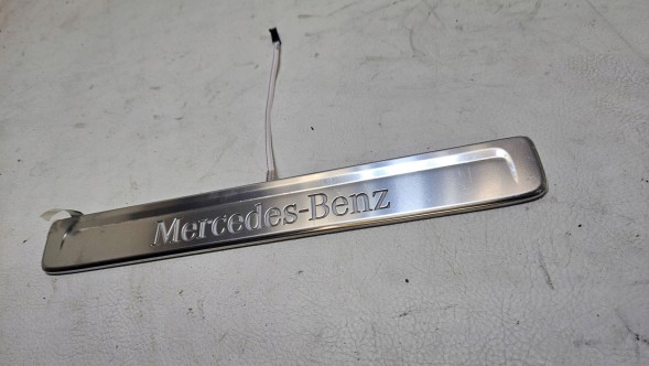 Mercedes-Benz OE ХРОМОВАНА НАКЛАДКА НА ПОРОГИ З ПІДСВІТКОЮ ПЕРЕДНЯ MERCEDES CLA W174 A1746801701