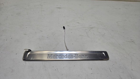 Mercedes-Benz OE ХРОМОВАНА НАКЛАДКА НА ПОРОГИ З ПІДСВІТКОЮ ПЕРЕДНЯ MERCEDES CLA W174 A1746801701