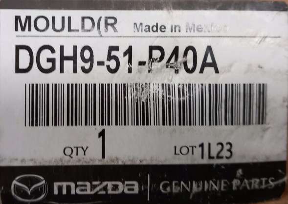 Mazda OE Накладка права бічна порогова - Mazda CX-30 DM DGH951P40A