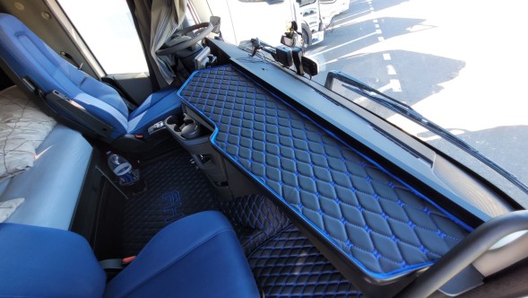 MKM fh45nn Полиця MKM обтягнута екошкірою з прошивкою (ромбиком) для Volvo FH 4 / FH 5