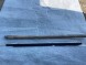 Mercedes-Benz OE A2047350665 A 204 735 06 65 Mercedes-Benz Listwa zgarniająca szyby prawej tylnej drzwi prawa prawych tylnych tylne tylna tył rh uszczelka НОВА ОРИГІНАЛЬНА СКРЕБКОВА ПЛАНКА СКЛА MERCEDES C W204 ПРАВА ЗАДНЯ