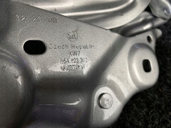 Volkswagen OE SKODA KAMIQ ПЕТЛЯ КАПОТА ЛІВА ПРАВА 654823301 654823302