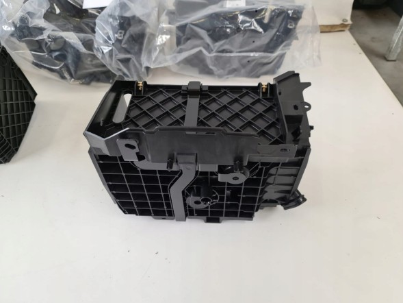 Renault OE 2458963256 КОРОБКА КОРПУСУ АКУМУЛЯТОРА ВЛУЧНИЙ III VIVARO B