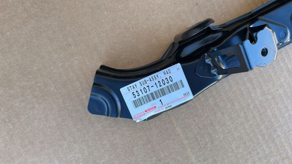 Toyota OE 53107-12030 AURIS II 12- КЛАПАН ФАРИ КРОНШТЕЙН ПРАВИЙ ПЕРЕДНІЙ TOYOTA AURIS II 12 COROLLA