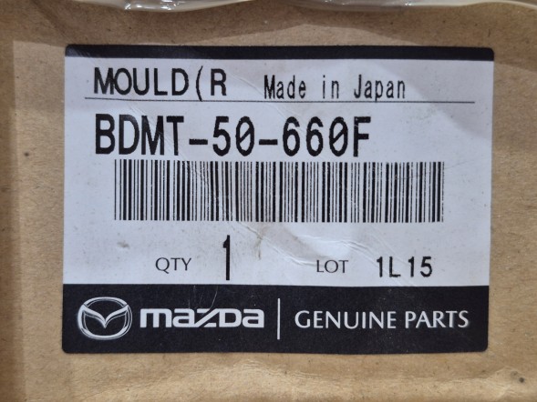 Mazda OE BDMT-50-660F MAZDA 3 IV 19- СКРЕБКОВА ПЛАНКА СКЛА ПРАВА ЗАДНЯ ХРОМ НОВА ОРИГІНАЛЬНА