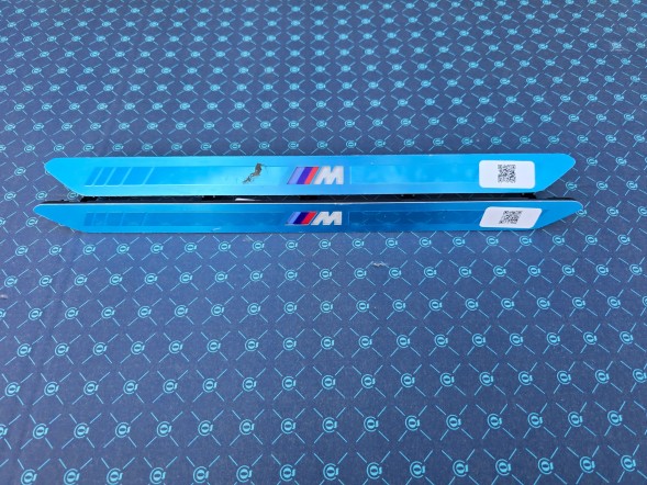 BMW OE LISTWA OZDOBNA PROGOWA PRZÓD M PAKIET BMW G05 G06 G07 8069271 PODŚWIETLANA QUALI23.10.25 ДЕКОРАТИВНА НАКЛАДКА ПОРОГА ПЕРЕДНЯ M-PAKET BMW G05 G06 G07 8069271 З ПІДСВІТКОЮ