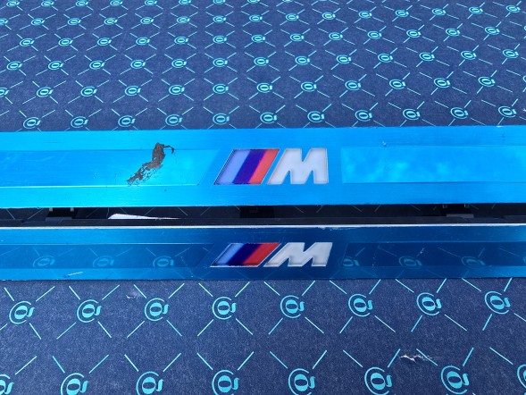 BMW OE LISTWA OZDOBNA PROGOWA PRZÓD M PAKIET BMW G05 G06 G07 8069271 PODŚWIETLANA QUALI23.10.25 ДЕКОРАТИВНА НАКЛАДКА ПОРОГА ПЕРЕДНЯ M-PAKET BMW G05 G06 G07 8069271 З ПІДСВІТКОЮ
