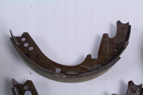 Mitsubishi OE MK499598 КОЛОДКИ ГАЛЬМІВНІ ЗАДНІ MITSUBISHI CANTER FUSO