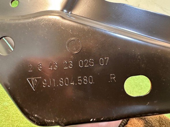 Porsche OE PORSCHE TAYCAN 9J1 КРОНШТЕЙН З'ЄДНУВАЛЬНОГО ЛИСТА 9J1804088Y