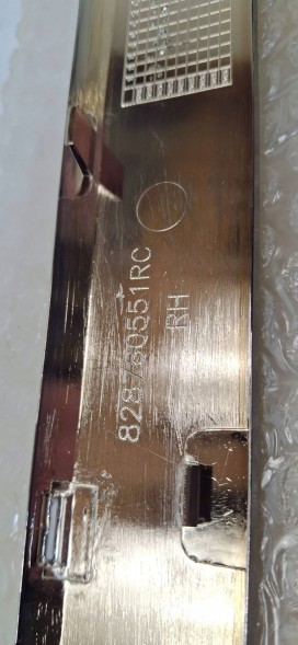 Renault OE 828760551RC GO НОВА НАКЛАДКА ПОРОГУ ДВЕРЕЙ ХРОМ ЗАДНЯ ПРАВА RENAULT CLIO V 828760551RC