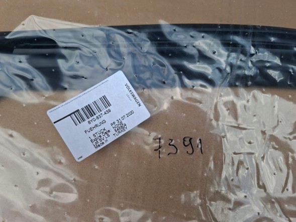 Audi OE 8Y0837439 GTECH7391 AUDI A3 8Y Ущільнювач напрямної скла дверей лівий передній 8Y0837439