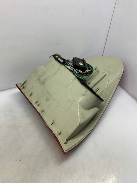 BMW OE LAMPA TYLNA PRAWA BM124-BEDE4 BMW ЛАМПА ЗАДНЯ ПРАВА BM124-BEDE4 BMW