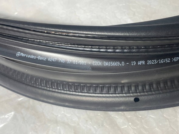 Mercedes-Benz OE A2477403701 A2477403701 A24774037001 uszczelka tylna tylnej klapy bagażnika pokrywy karoseryjna tył GLA H247 W247 H 247 W 247 Ущільнювач задньої кришки багажника Mercedes-Benz GLA H247