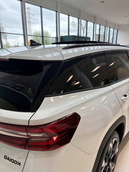 Skoda OE Skoda Kodiaq ліфтбек після 2024р чорна стійка D права 57H853216A041