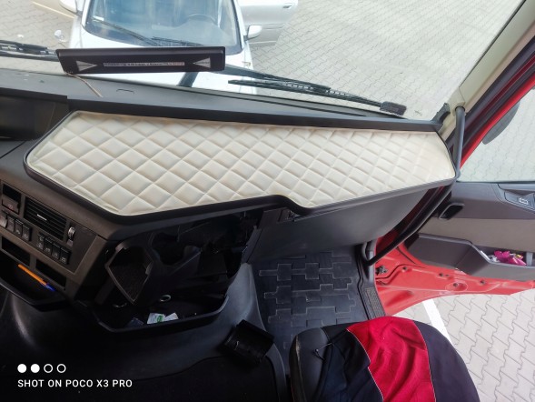 MKM fh134fh5s19 Поличка-столик на панель приладів вантажівки Volvo FH 5
