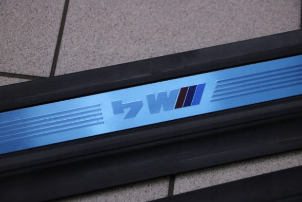 BMW OE BMW M4 F83 LISTWY NAKŁADKI PROGOWE WEWNĘTRZNE PRAWA LEWA KOMPLET 8054414 STAJNIA 1248 BMW M4 F83 ПЛАНКИ НАКЛАДКИ ПОРОГОВІ ВНУТРІШНІ ПРАВА ЛІВА КОМПЛЕКТ 8054414