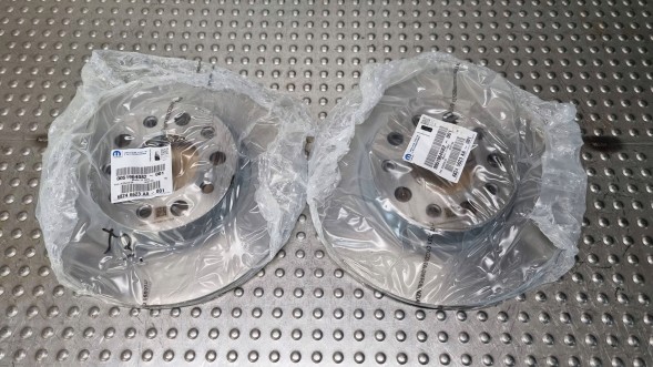 Fiat OE TARCZE HAMULCOWE TYLNE KPL MOPAR OE 51964082 TONALE 500X COMPASS RENEGADE Гальмівні диски задні kpl mopar oe 51964082 tonale 500x compass renegade