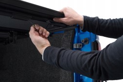 Китай 448227 BAKFlip MX4 Тверда трисекційна кришка кузова пікапа ролетного типу 5,7ft RAM 1500 2019-
