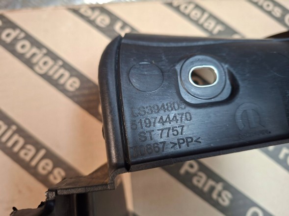 Fiat OE S26338946 НАПРАВЛЯЮЧА ПОВІТРЯЗАБІРНИКА 519744470 FIAT DOBLO II 2010-