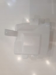Mitsubishi OE WB/8260A395 8260A395 MITSUBISHI ASX 13 - ВЕРСІЯ БАЧКА ОМИЙНИКА З ДАТЧИКОМ РІВНЯ РІДИНИ